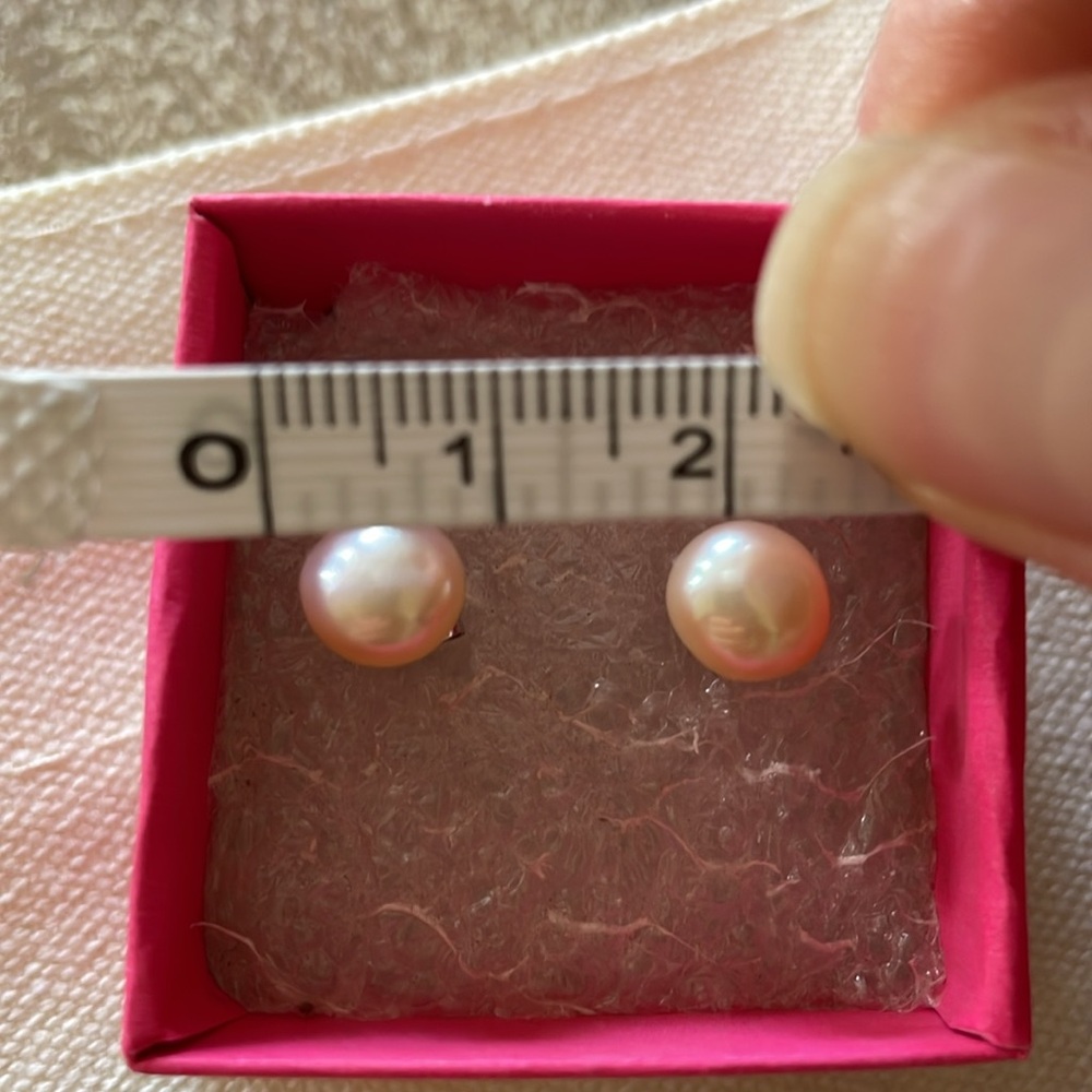 Faux Pearl studs nwot - Picture 2 of 5